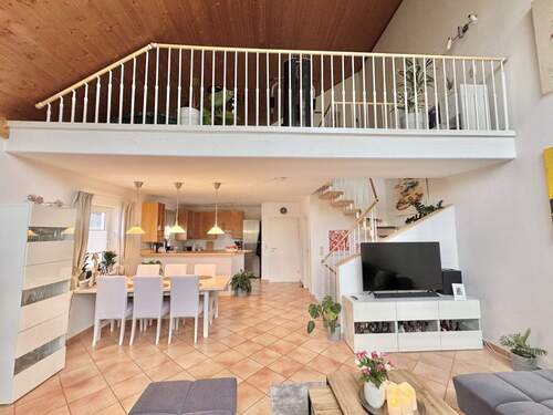 Wohnbereich - Blick auf die Galerie-Ebene - 