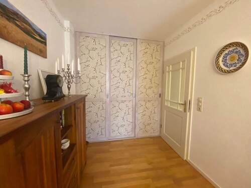 Blick von Küche hin zu Regalwand - 