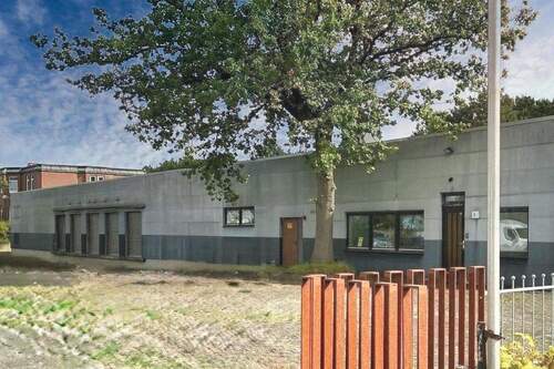 Straßenansicht mit Eingang und 5 Rolltoren - Halle in Lübeck zum Kaufen