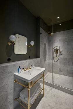 Badezimmer mit Marmorfliesen - 