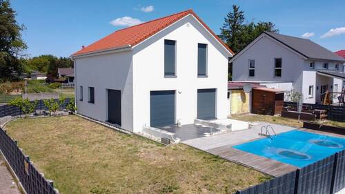 Pflegeleichtes Grundstück.jpg - Familienfreundliches Erbpacht-Haus mit Pool – modernes Wohnen zum attraktiven Einstiegspreis
