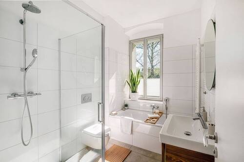 Bad mit Wanne und Dusche - 