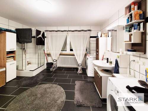 Großzüges Bad mit Dusche und Wanne - 