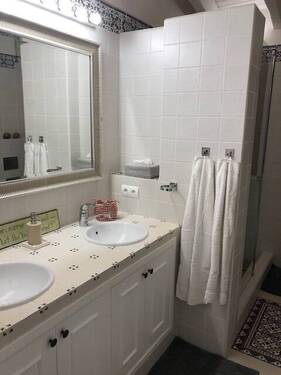 ...angrenzendem Bad und... - 