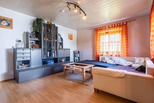 Wohnzimmer - 7 Zimmer Mehrfamilienhaus, Wohnhaus zum Kaufen in Hutthurm
