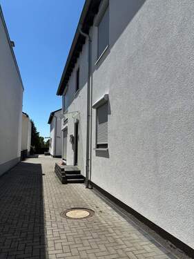 Einfahrtsbereich - 3 Zimmer Etagenwohnung zum Kaufen in Biebesheim am Rhein