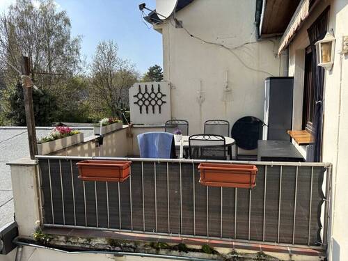 Balkon im rechten Gebäudeteil - 