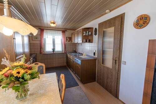 Erdgeschoss, Küche mit Essbereich - 