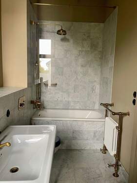 Gästebad mit Wanne - 