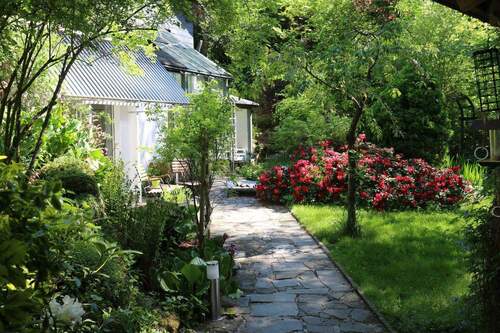 Haus vom Eingang aus - Holzblockbohlenhaus mit Pferdestall, Longierhalle, Paddock und arrondiertem Weideland