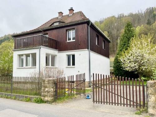 Ansicht vom Elbweg, Einfahrt für Wohnung im OG - Zweifamilienhaus für mehrere Generationen!