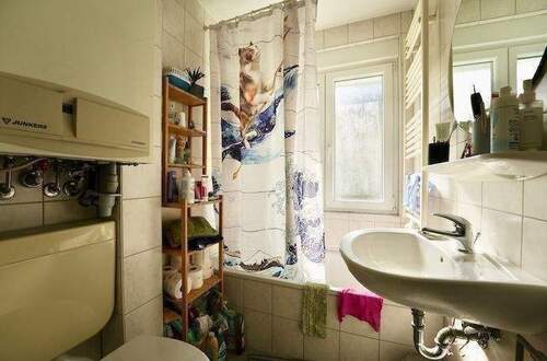 Helles Tageslichtbad mit Badewanne ähnlich - Etagenwohnung in Nürnberg zum Kaufen