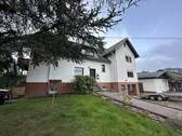 Seitenansicht - 9 Zimmer Mehrfamilienhaus, Wohnhaus zum Kaufen in Freilingen