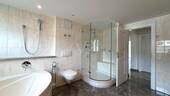 Bad mit Dusche und Eckbadewanne - 