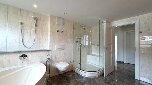 Bad mit Dusche und Eckbadewanne - 