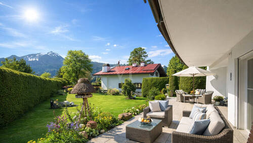 Terrasse mit zugehörigem Garten und Bergblick - 