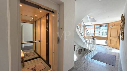 Großzügiges Treppenhaus mit Aufzug in die Tiefgarage vis à vis der Wohnungstür - 3 Zimmer Etagenwohnung zum Kaufen in Oberstdorf