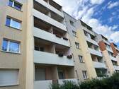 Objektansicht - 4 – Zimmerwohnung in Randlage von Halle-Neustadt, idyllisch im Grünen und Loggia!