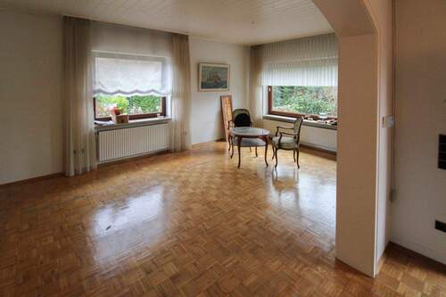 lichtdurchflutetes Wohnzimmer mit Parkett - 4 Zimmer Einfamilienhaus zum Kaufen in Altenholz