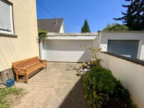 Zufahrt Garage - Etagenwohnung mit 82,00 m&sup2; in Walldorf zum Kaufen