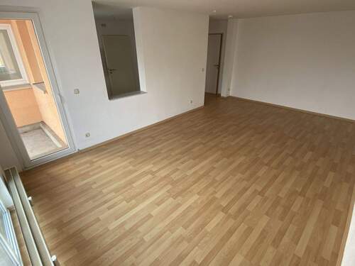 Wohnzimmer mit Zutritt auf den Balkon - 