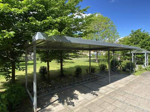 Überdachter Abstellbereich für die Fahrräder - 2 Zimmer Etagenwohnung in Jena