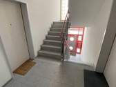 Treppenhaus mit Blick auf den Eingangsbereich - 