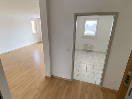 Flur mit Blick in die Küche und zum Wohnzimmer - 