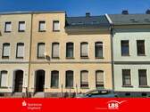 Straßenansicht - 8 Zimmer Mehrfamilienhaus, Wohnhaus zum Kaufen in Oelsnitz
