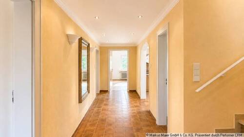 EG_Flur_Bild1 - 5 Zimmer Mehrfamilienhaus, Wohnhaus zum Kaufen in Kirchheim