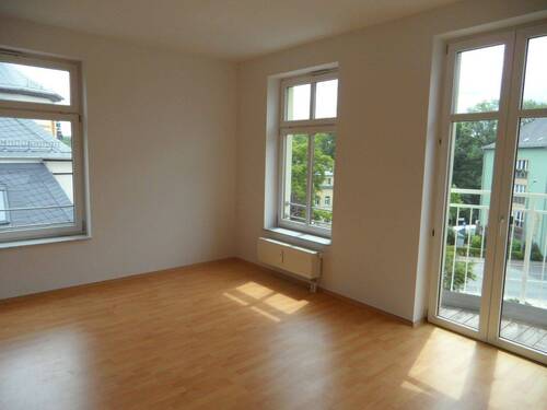 Wohnzimmer mit Zugang zum Balkon - 1 Zimmer Etagenwohnung in Zwickau