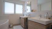 Das geräumige Bad mit Wanne und zwei Waschbecken ... - 