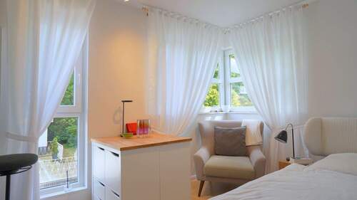 Das Dachgeschoss ist überall hell und bietet Ausblicke ins Grün - 