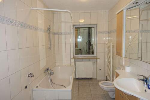 EG Bad, Dusche, BW - 8 Zimmer Mehrfamilienhaus, Wohnhaus in Buchbach