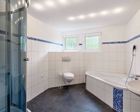 Tageslichtbad mit Badewanne und Dusche - 