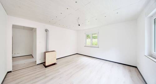 Wohnzimmer mit Blick zum Flur - 