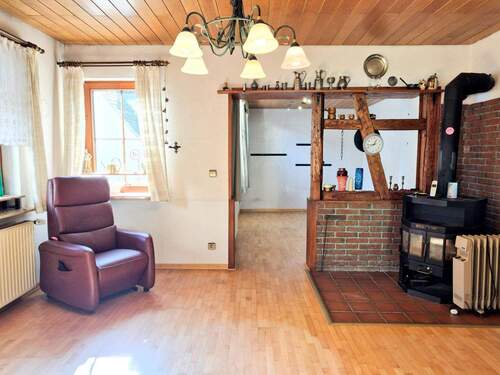 Wohnzimmer mit Kamin - 1 Zimmer Mehrfamilienhaus, Wohnhaus in Esslingen