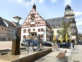 eine Brunneninstallation auf dem Marktplatz - 