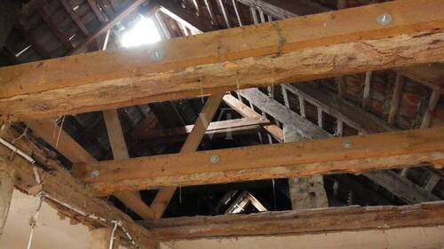 Blick zum teils geöffneten Dachgeschoss - 