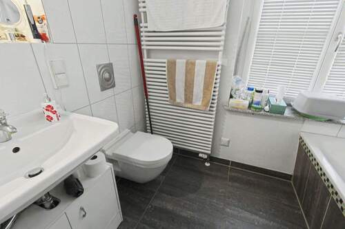 WC und Waschbecken - 