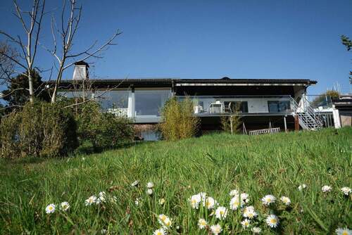 Südansicht im Frühling - 1 Zimmer Mehrfamilienhaus, Wohnhaus in Glashütten