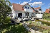 Blick vom Süden auf Terrasse - Charmantes norwegisches Holzhaus mit Schwimmteich und traumhaftem Naturgarten