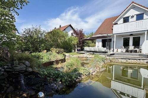 Blick über Teich auf Terrasse - Doppelhaushälfte mit 144,00 m&sup2; in Gerolsbach zum Kaufen
