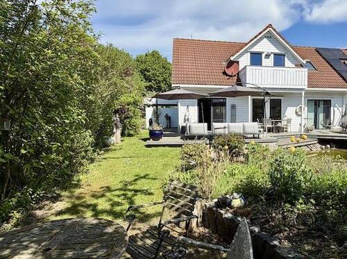 Blick von Feuerstelle auf Haus - 