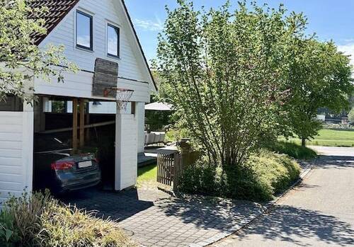 Blick von Strasse auf Carport - 