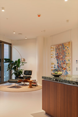 Blick von der Küche auf den Wohnraum - 2 Zimmer Etagenwohnung zum Kaufen in Frankfurt am Main