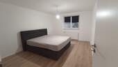 Helles Schlafzimmer mit Bett - 