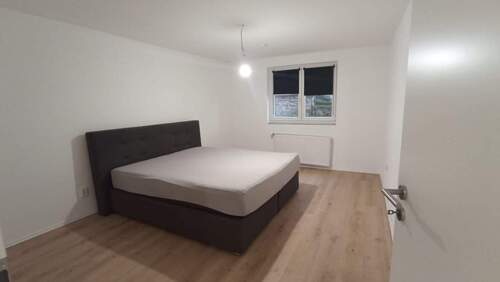 Helles Schlafzimmer mit Bett - 