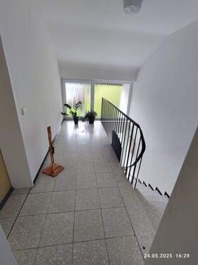 Treppenhaus im Obergeschoss - Etagenwohnung mit 85,00 m&sup2; in Karlsruhe zum Kaufen