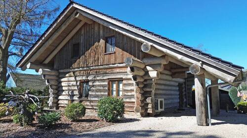 Frontsicht - Exklusives Naturstammhaus mit Galerieblick und liebevoll gestaltetem Garten